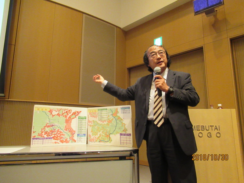 萩野茂樹氏が作成した『さわるハザードマップ』を紹介する渥美公秀氏