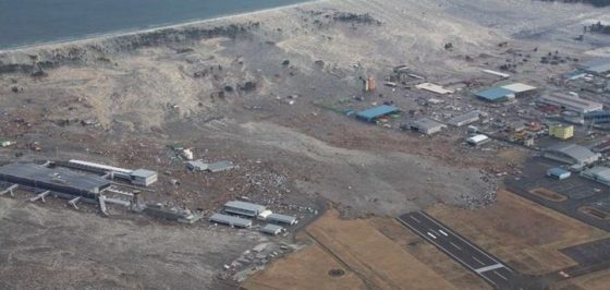 image 東日本大震災で防潮堤を越えて仙台空港に押し寄せる津波（岩沼市／宮城県資料より） 560x266 - 新しい資本主義と「防災社会-主義」