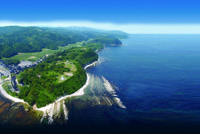 P1 能登半島の先端に位置し日本海に面する岬禄剛崎 （ろっこうさき）の空撮写真（石川県観光公式サイトより） - 能登半島<br>「創造的復興プラン（仮称）」 <br>読み解き