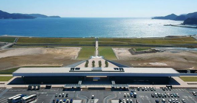 P2 1 東日本大震災津波伝承館（岩手県、2019年9月開館） - 福島県「被災地域の復興のあゆみ・<br>魅力発信事業」連動記事<br>東日本大震災・原子力災害伝承館<br> まなびツアー募集！